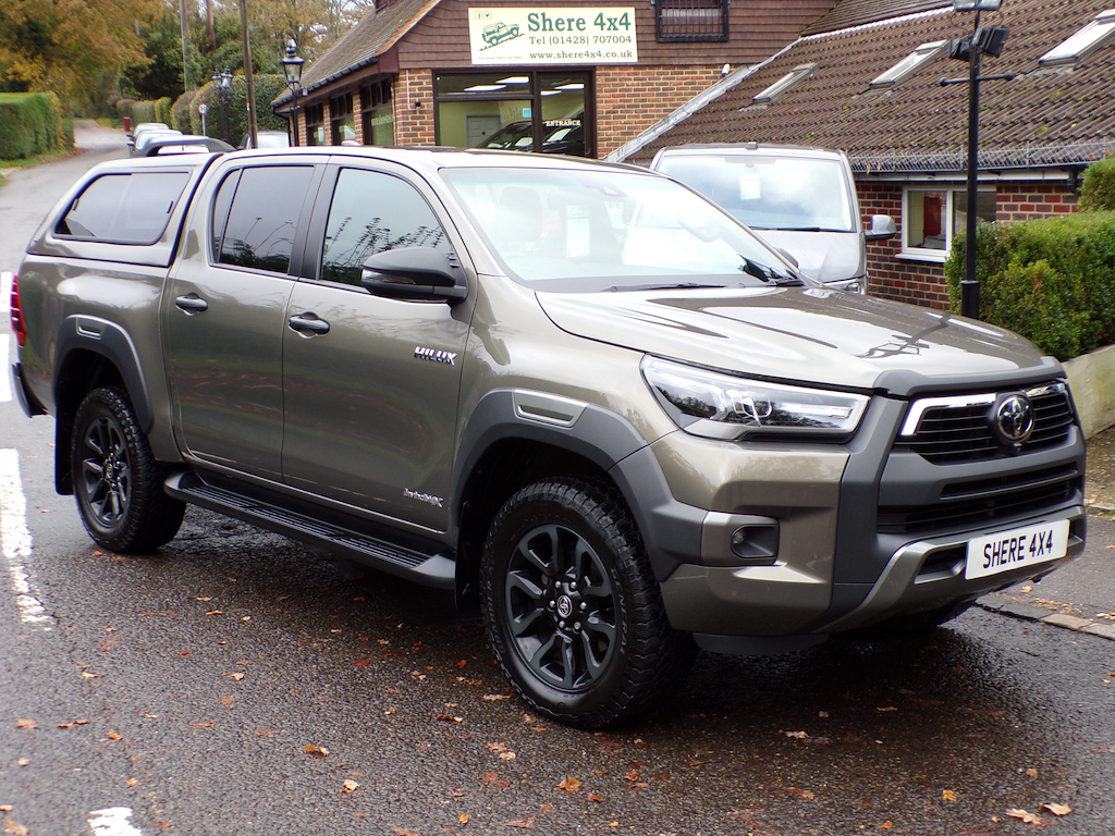 Toyota HILUX 2.8 D-4d Invincible X Pickup Double Cab Brown