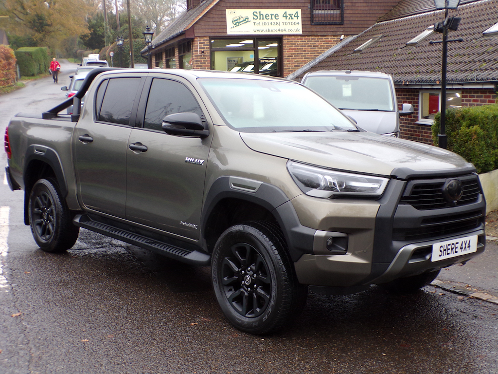 Toyota HILUX 2.8 D-4d Invincible X Pickup Double Cab Brown
