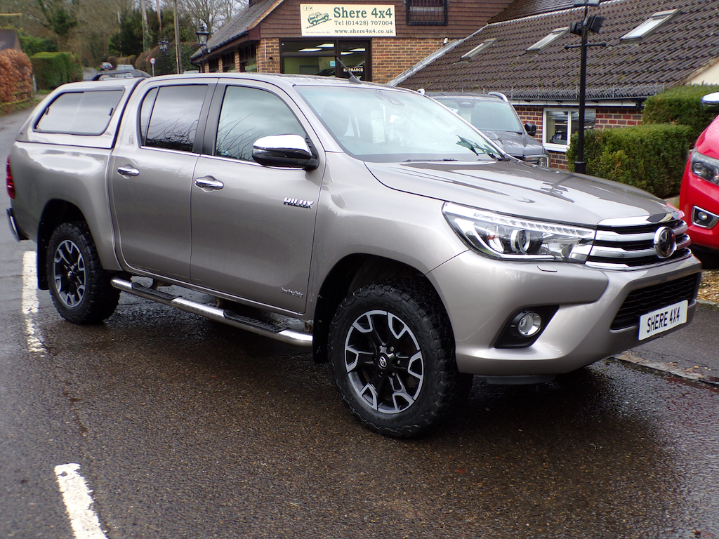 Toyota HILUX 2.4 D-4d Invincible Pickup Double Cab Brown