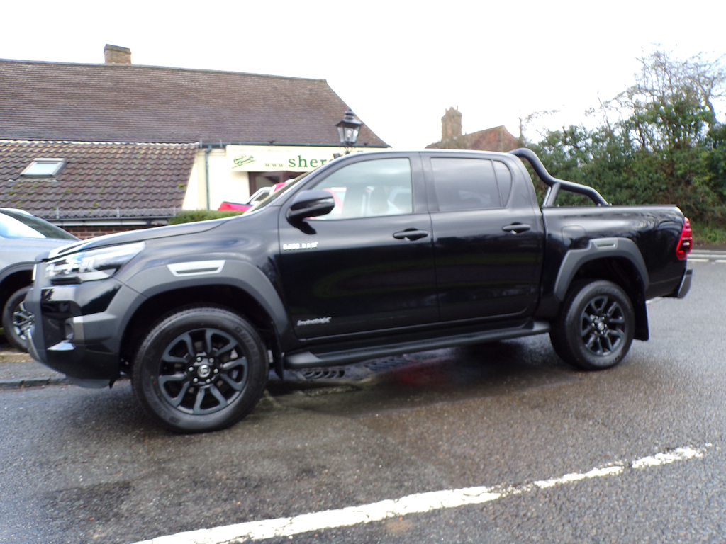Toyota HILUX 2.8 D-4d Invincible X Pickup Double Cab YC72WDA Black #2