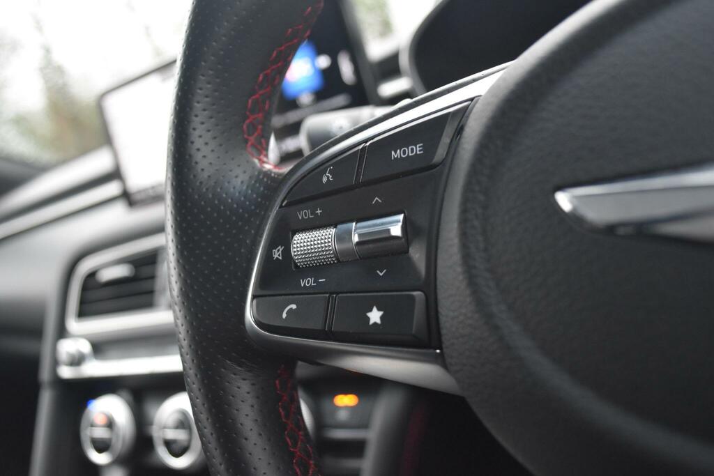 Genesis G70 2.2D Sport Line Red #8