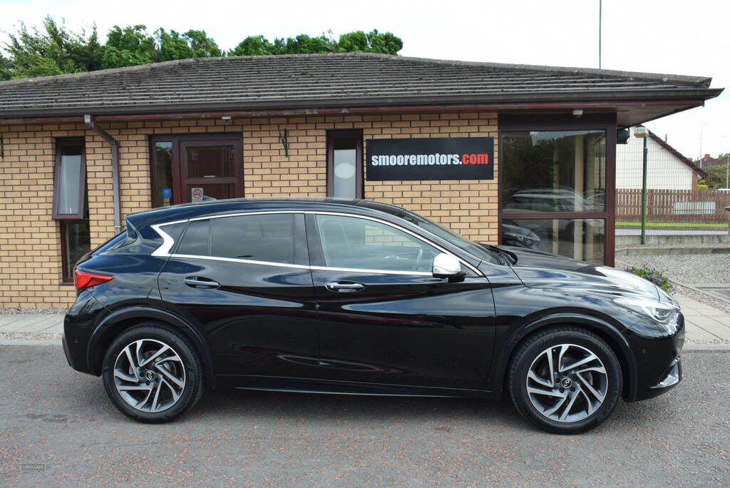 Infiniti Q30 1.5D City Black Edition Black #4