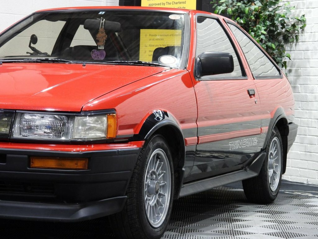 Toyota Corolla 1.5 Hybird Saloon Low Miles White #16