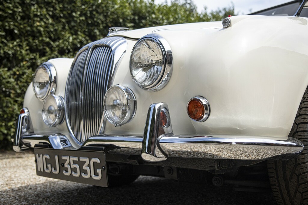 Daimler V8-250 Old English Whitered Interior 1968 White #5