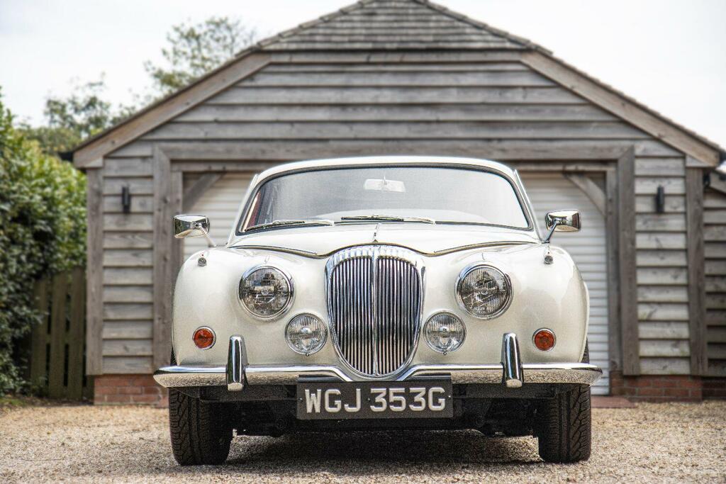 Daimler V8-250 Old English Whitered Interior 1968 White #3