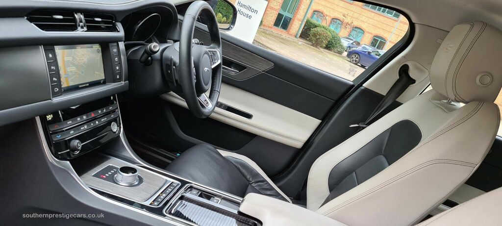 Jaguar XF 3.0 V6 S Euro 6 Ss Red #2