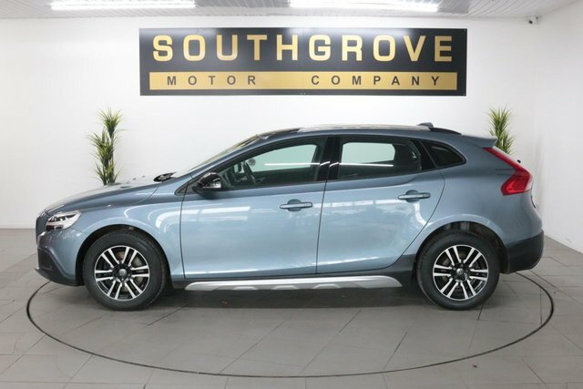 Volvo V40 Cross Country 2.0 T3 Nav Plus Hatchback Euro 6 Blue #4