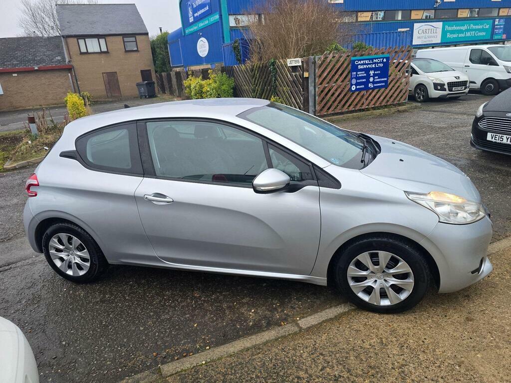 Peugeot 208 1.4 Hdi Access Euro 5 Silver #2