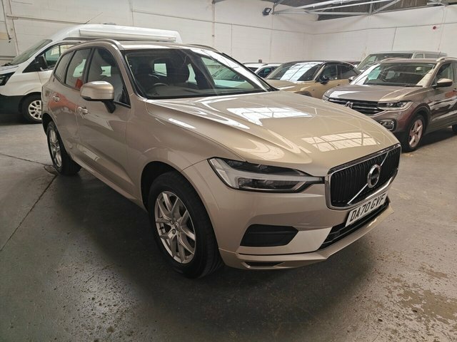 Volvo XC60 B5 Momentum Gold