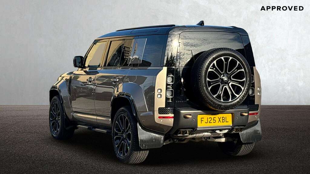 Land Rover Defender 110 4.4 P635 Octa 110 2025 Gold #2