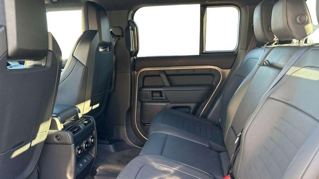 Land Rover Defender 110 4.4 P635 Octa 110 2025 Gold #4