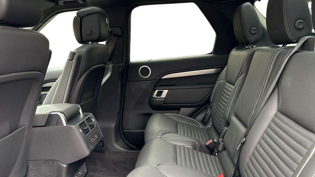 Land Rover Discovery 3.0 D300 Dynamic Hse 2024 KJ73NVY Black #4