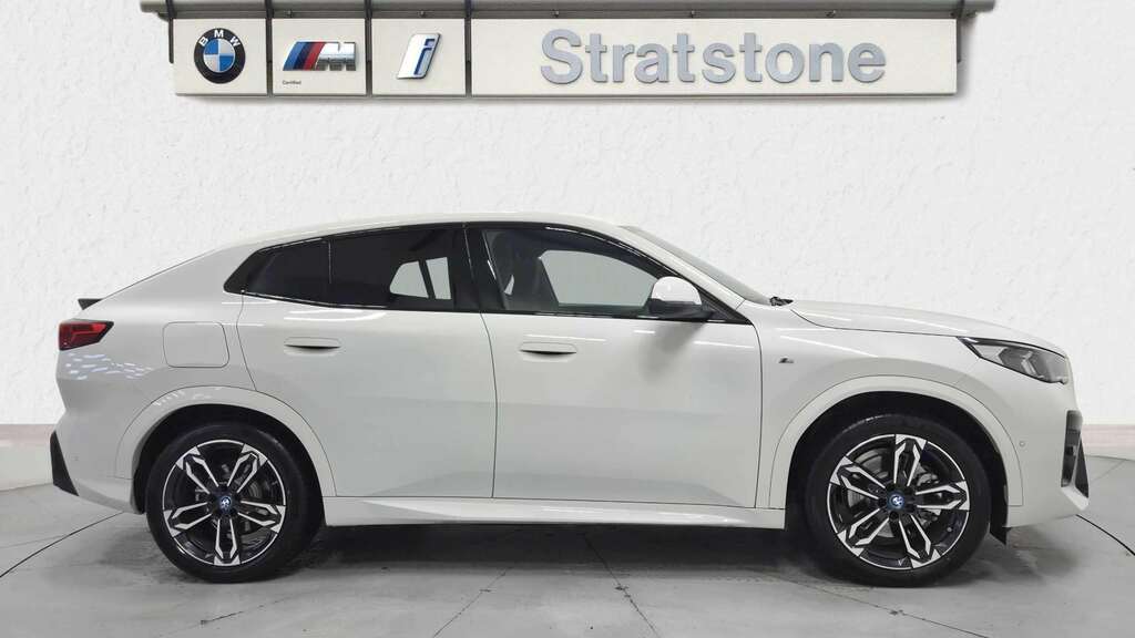 BMW iX2 230Kw Xdrive30 M Sport 65Kwh 2025 YP75MUC White #3