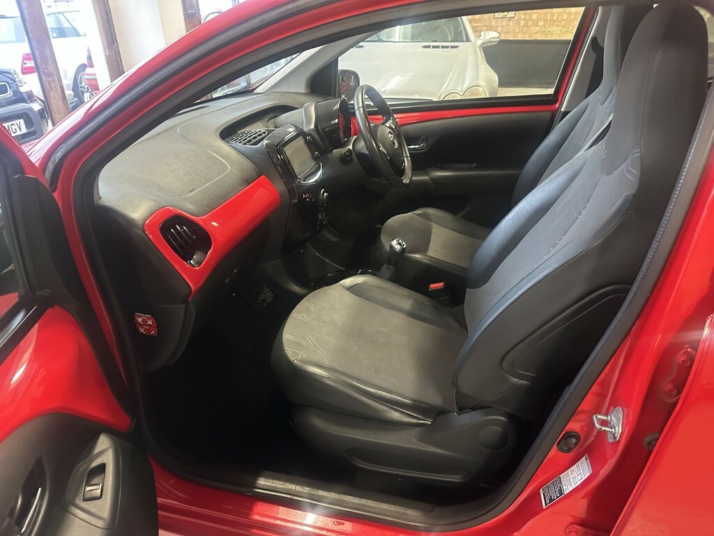 Toyota Aygo 1.0 Vvt-i X-pression LX15WWU Red #4
