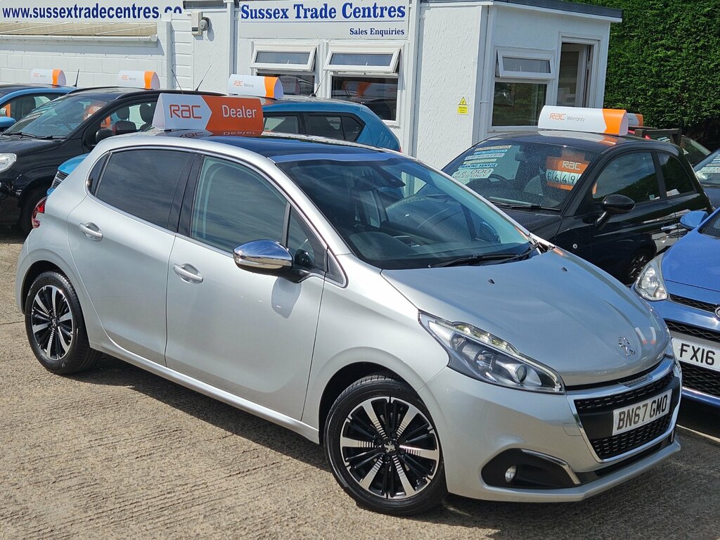 Peugeot 208 1.2 Allure Premium Panoramic Roof BN67GMO Silver #2