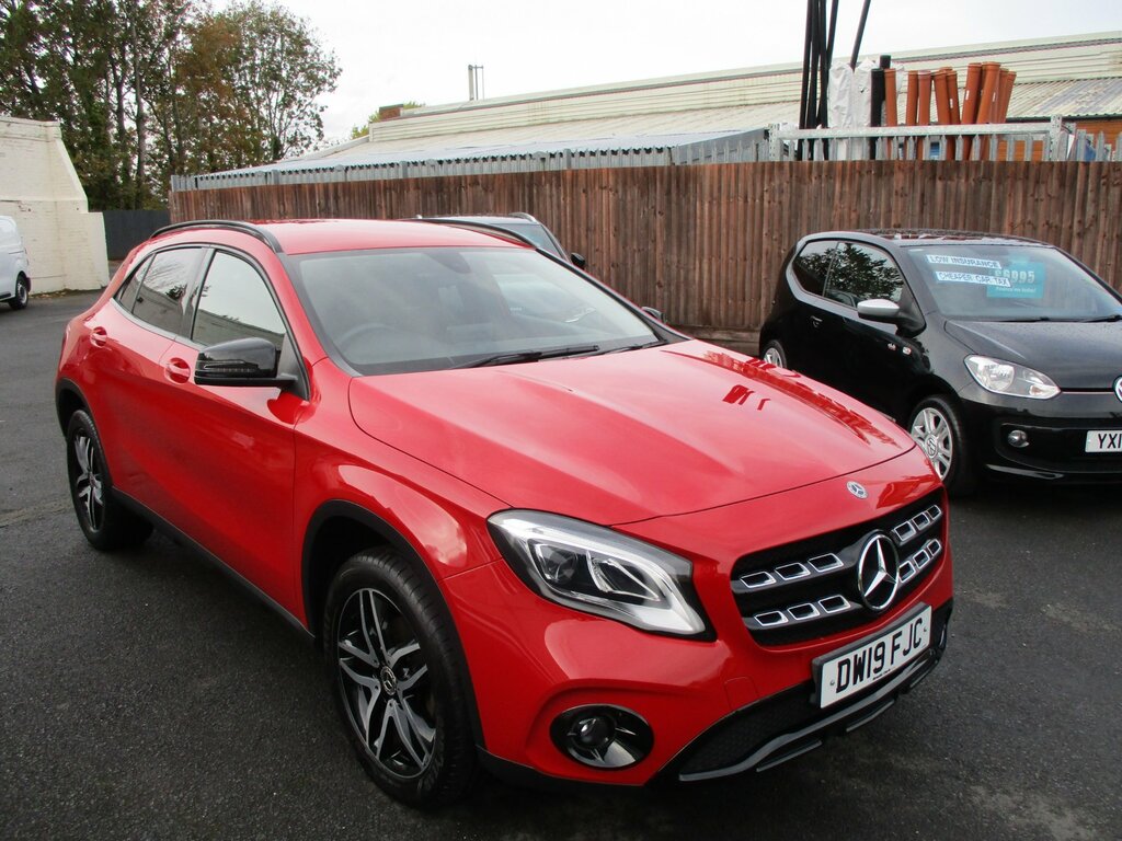 Mercedes-Benz GLA Class 1.6 Gla180 Gpf Urban Edition Suv 7G-dct Red