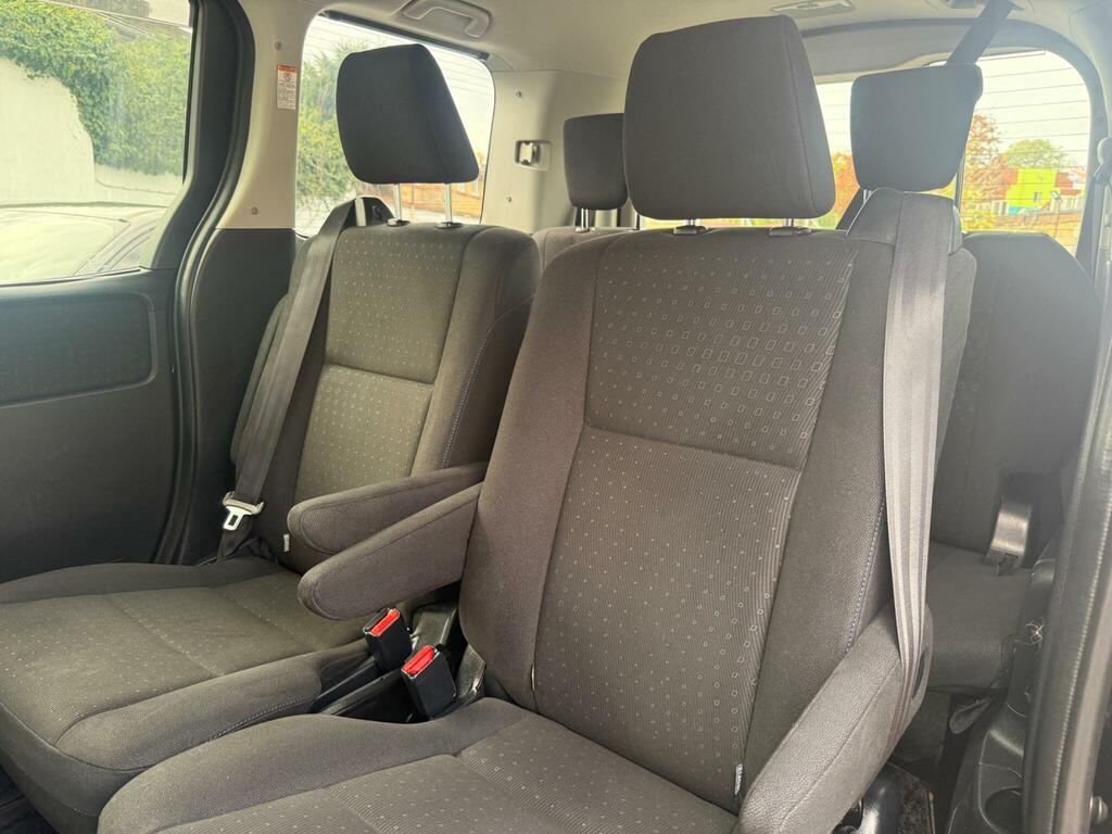 Toyota Noah  White #25