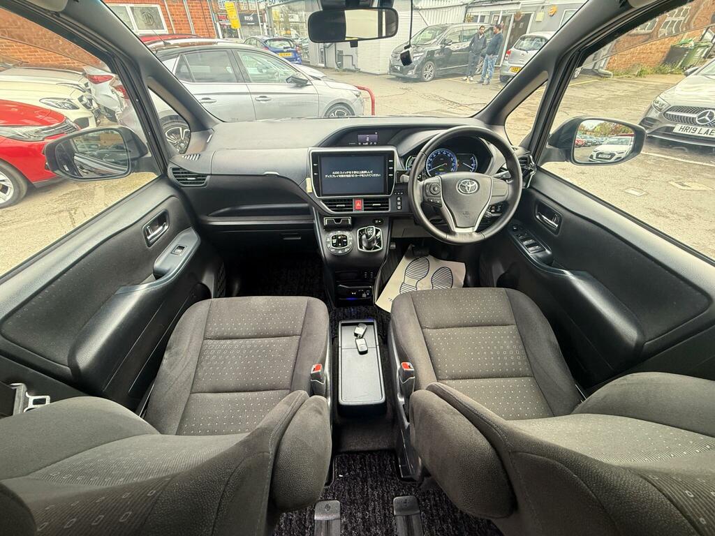 Toyota Noah  White #17