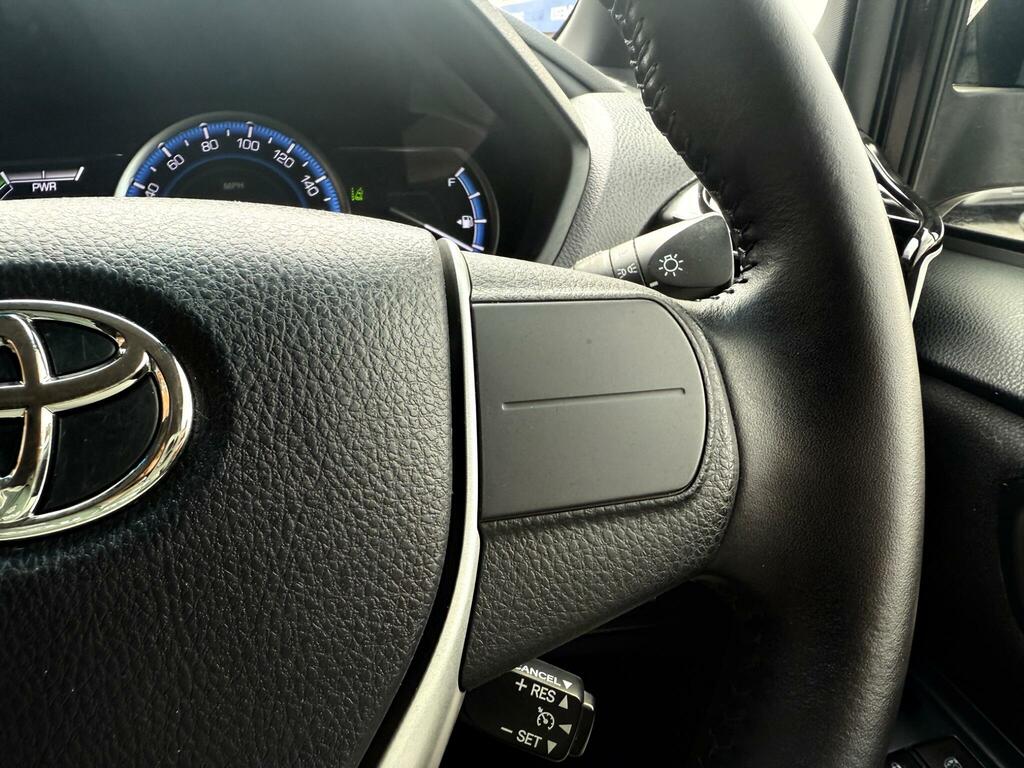 Toyota Noah  White #30