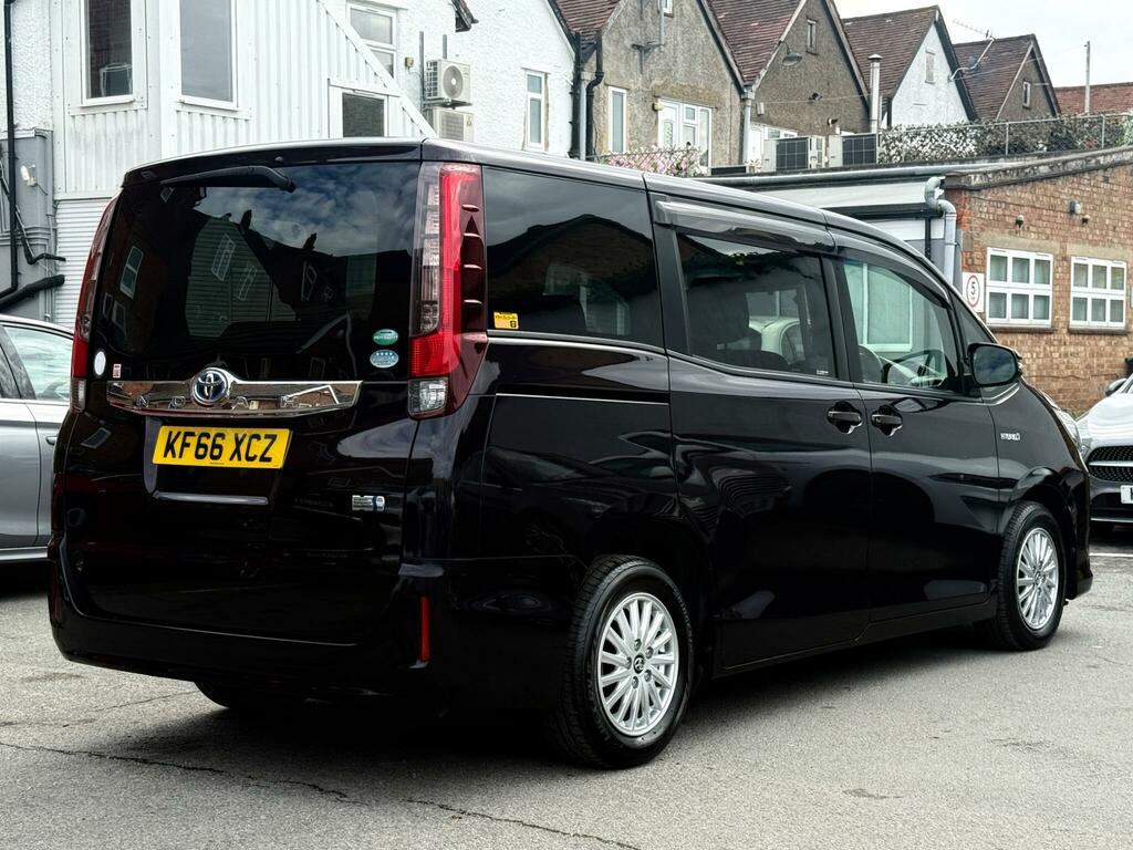 Toyota Noah  White #13