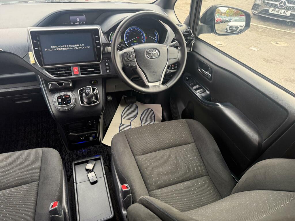 Toyota Noah  White #16