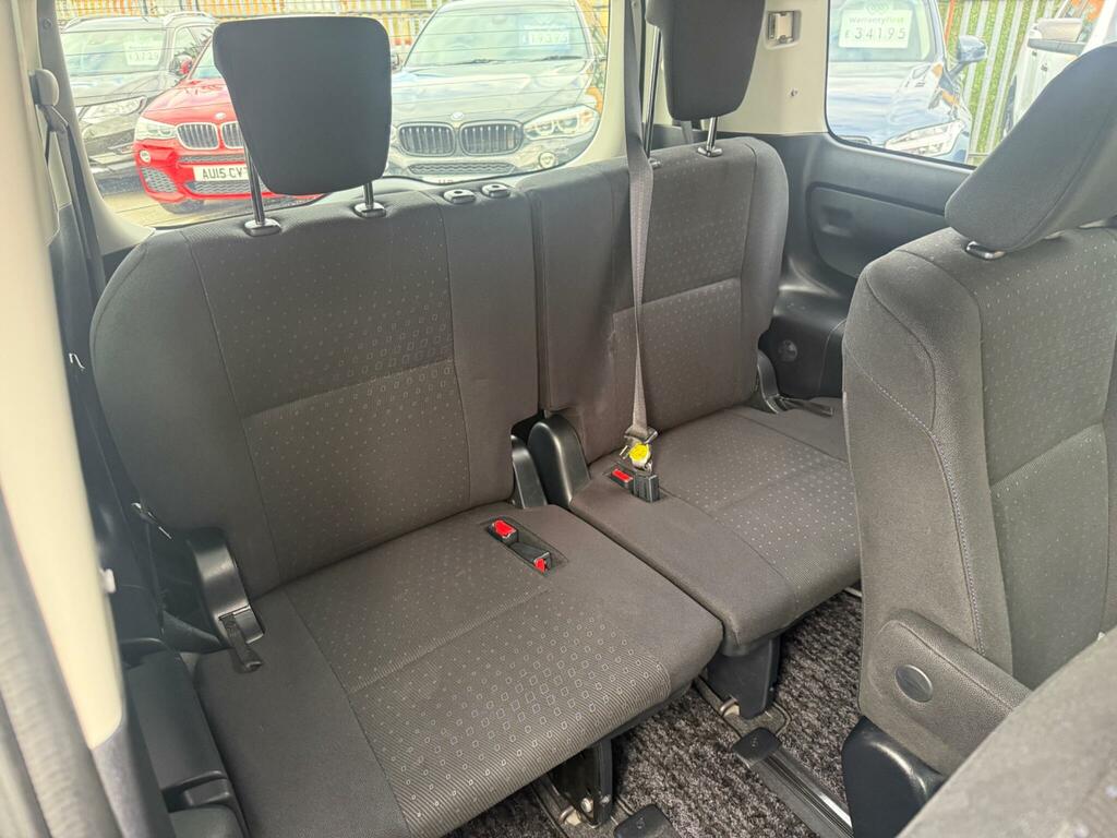 Toyota Noah  White #26
