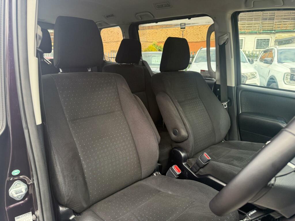 Toyota Noah  White #20