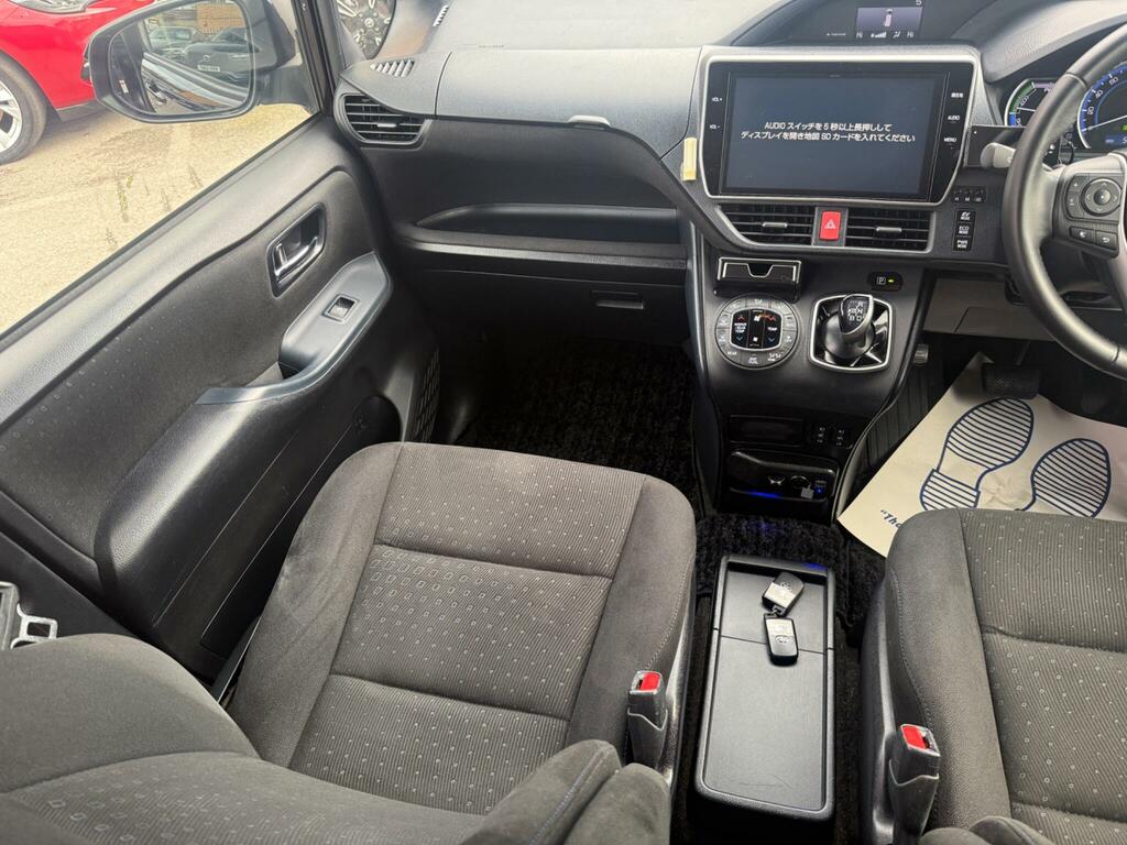 Toyota Noah  White #42