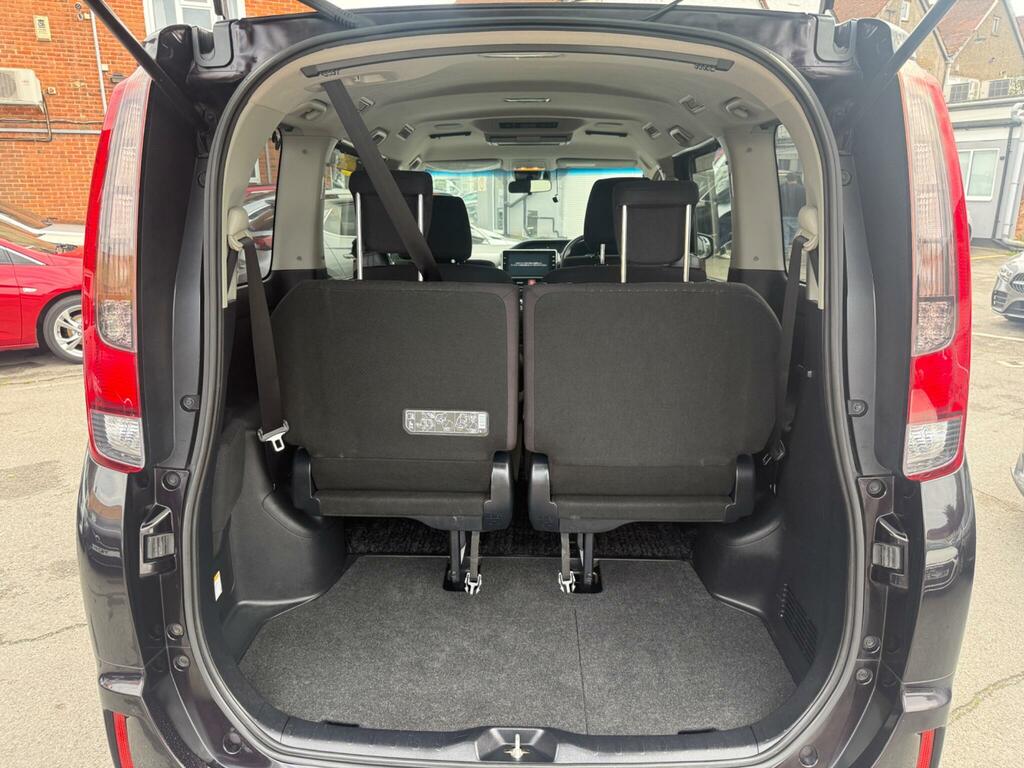 Toyota Noah  White #40