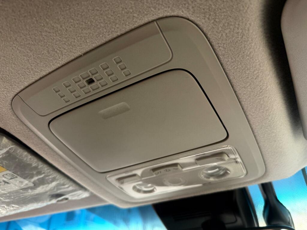 Toyota Noah  White #32