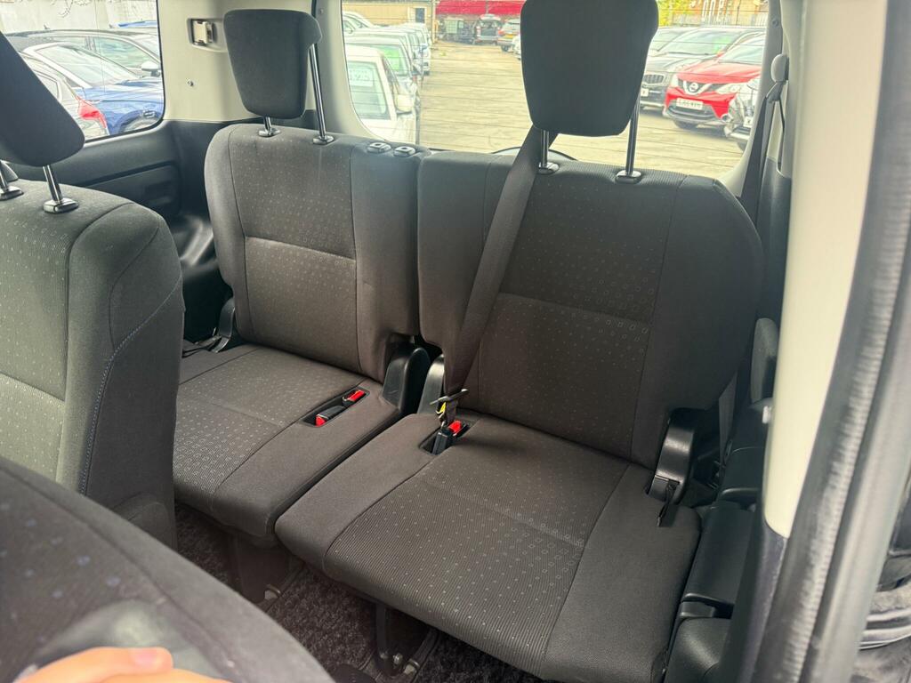 Toyota Noah  White #22