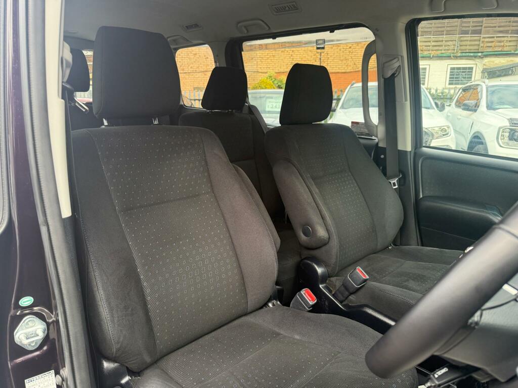 Toyota Noah  White #21
