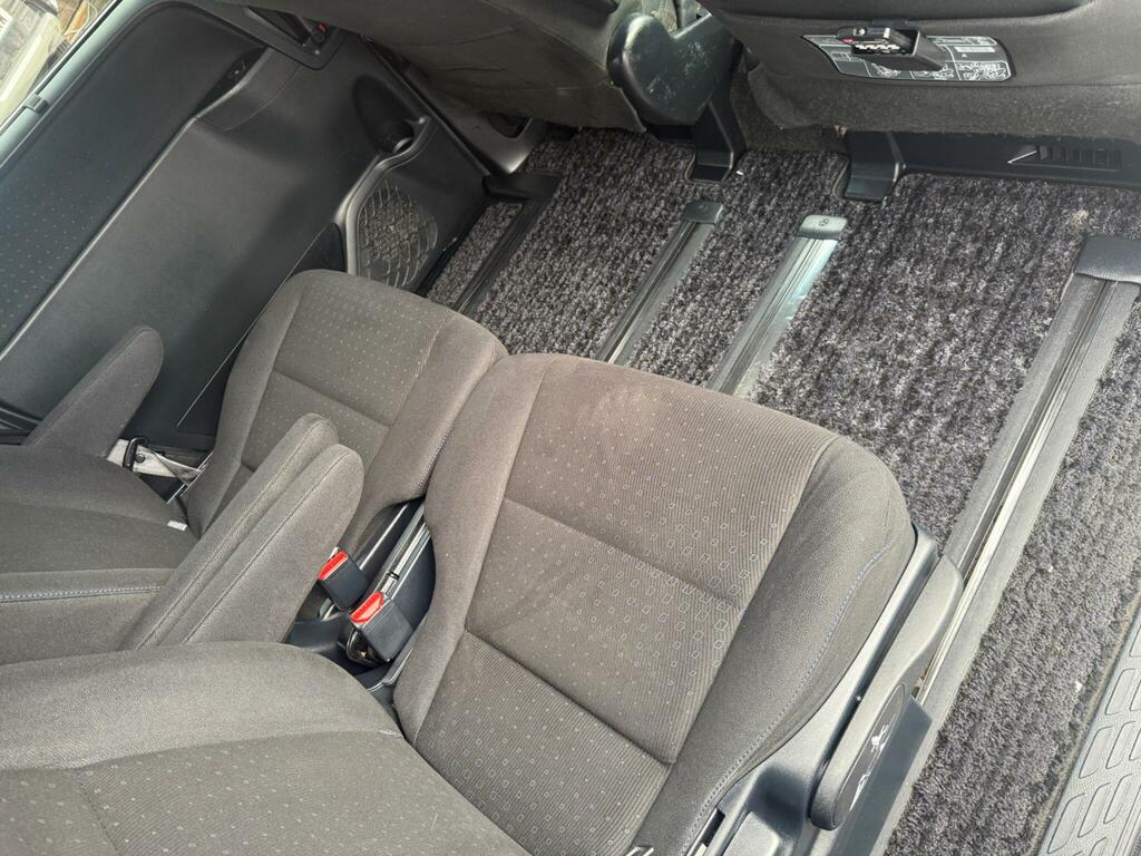 Toyota Noah  White #46