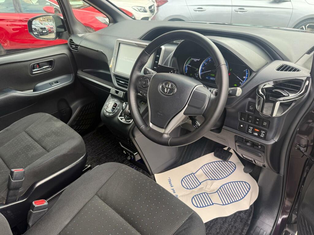 Toyota Noah  White #19