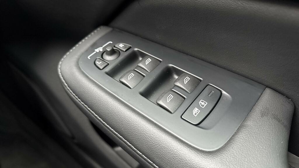 Volvo V60 Cross Country Plus, B4 Mild Hybrid, Dark Blis And Cros Grey #25