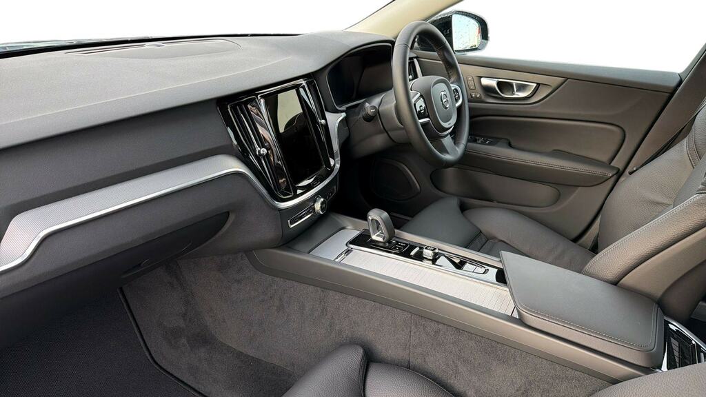 Volvo V60 2.0 B4p Plus Dark 7 Speed MW75BBV Black #4