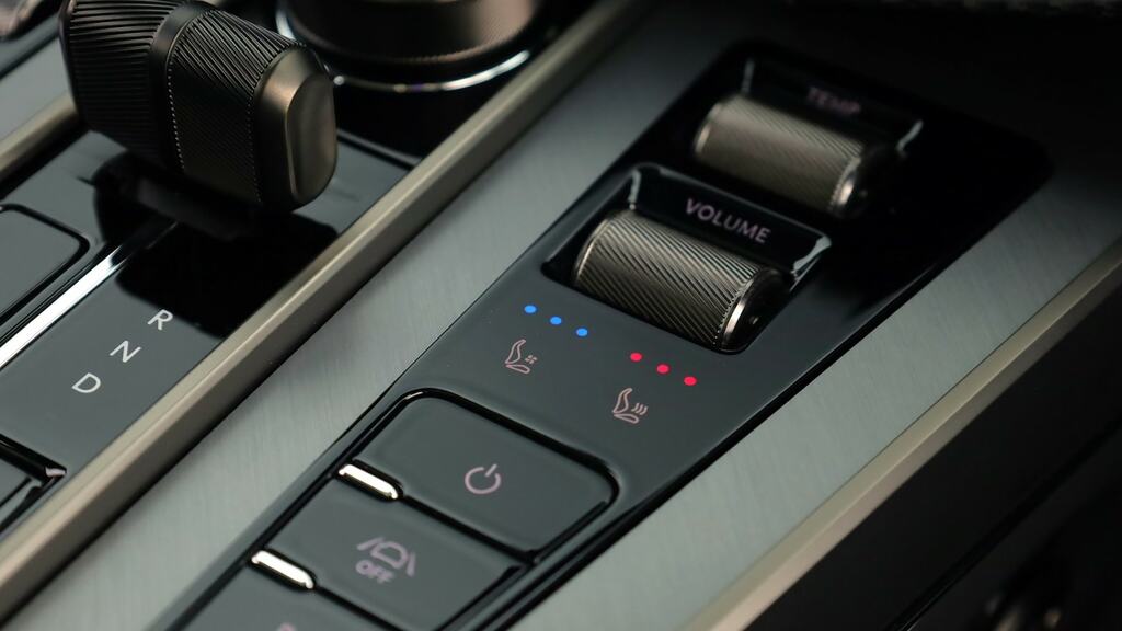 Aston Martin Vanquish Coupe Silver #47