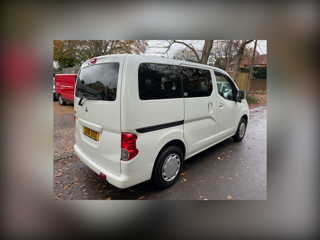 Mitsubishi Delica D3 G 1.6 7 Seater Mpv White #2