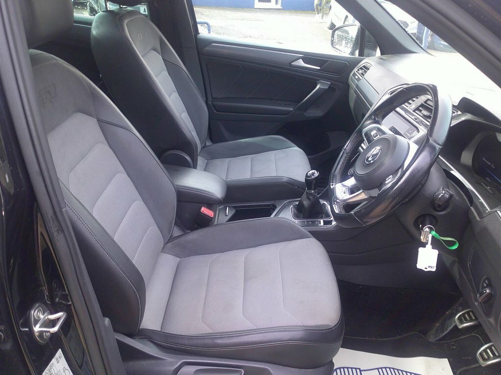 Volkswagen Tiguan 2L R-line BF68AVY Black #6