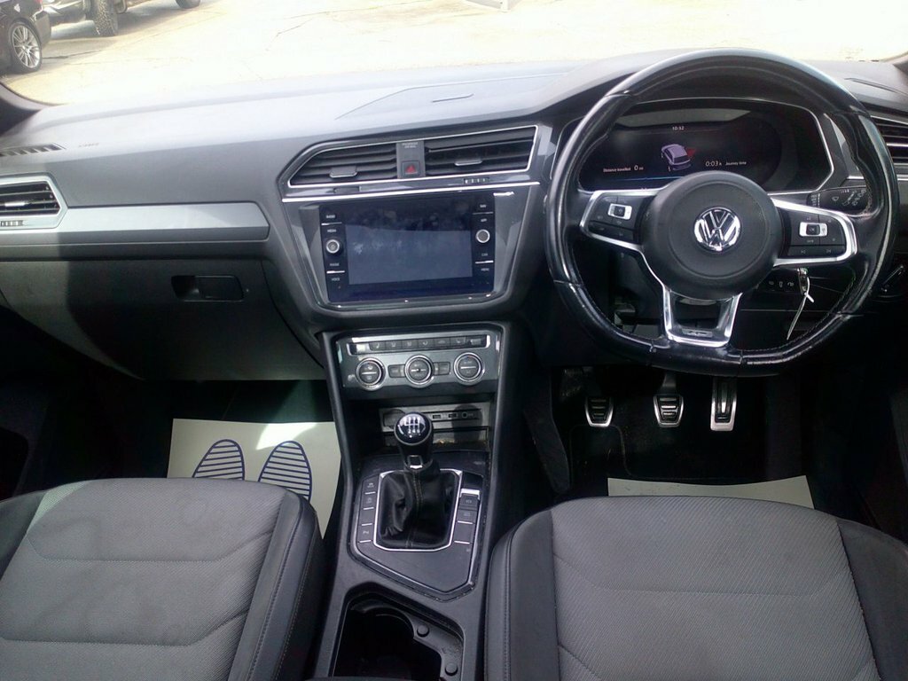 Volkswagen Tiguan 2L R-line BF68AVY Black #2