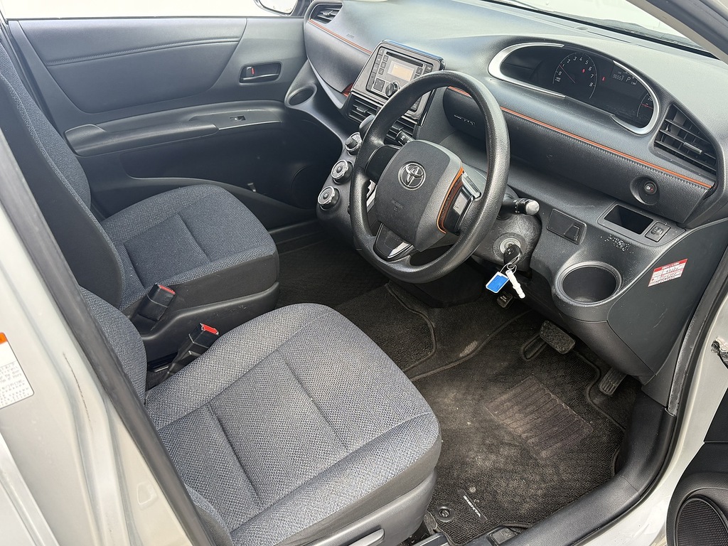Toyota Sienta G Silver #11