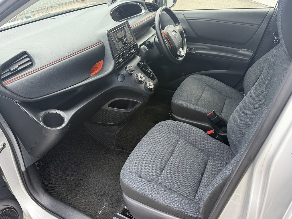 Toyota Sienta G Silver #33