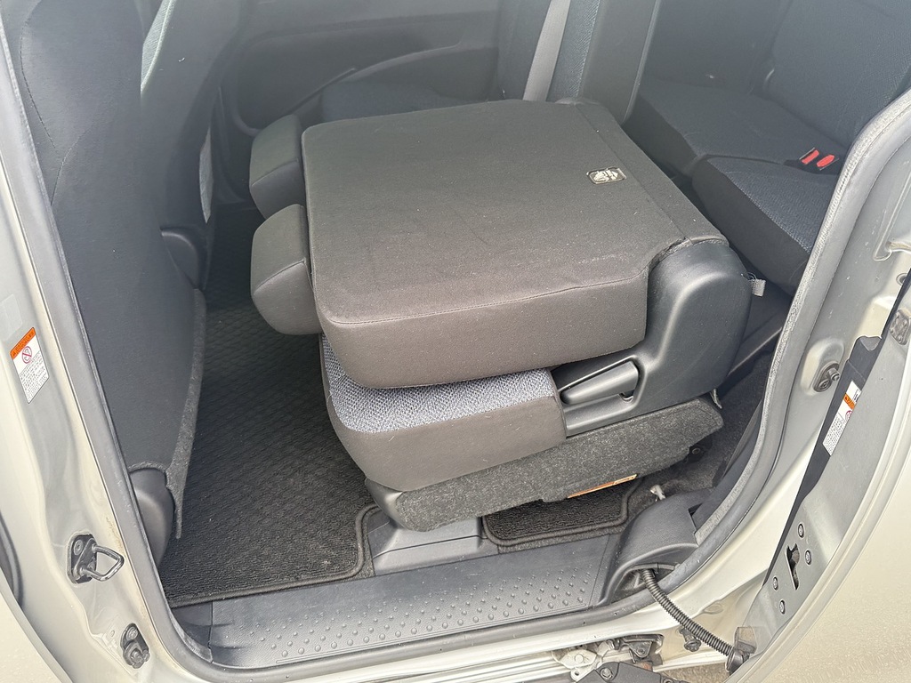 Toyota Sienta G Silver #32