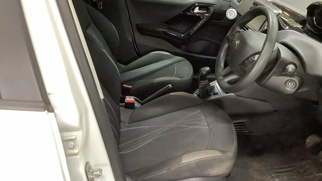 Peugeot 208 Active White #4