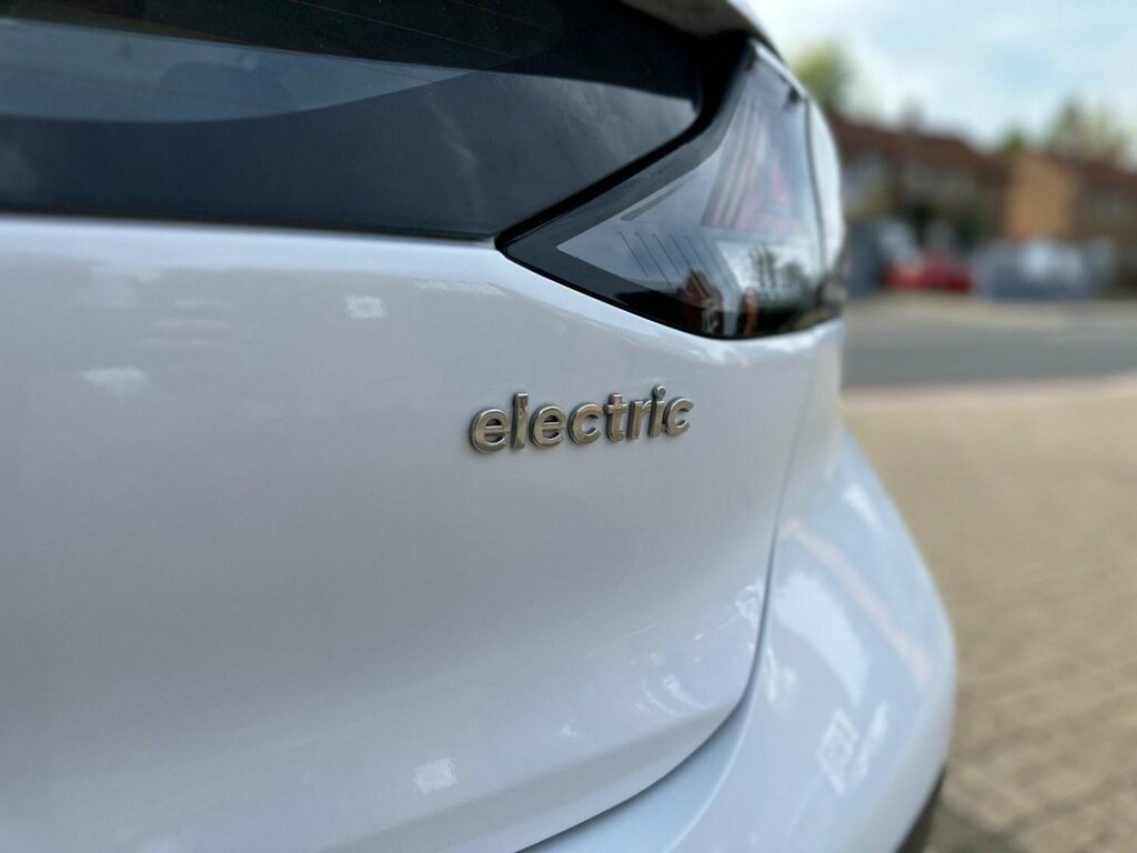 Hyundai Ioniq Hatchback 38.3Kwh Premium 202020 White #6