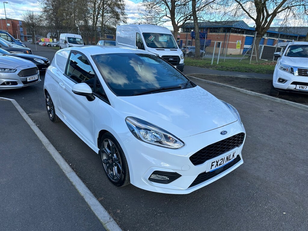 Ford Fiesta Sport-van FX21NLK White #3