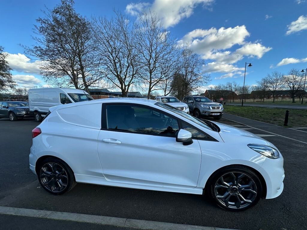 Ford Fiesta Sport-van FX21NLK White #4
