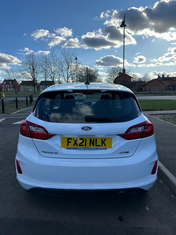 Ford Fiesta Sport-van FX21NLK White #5