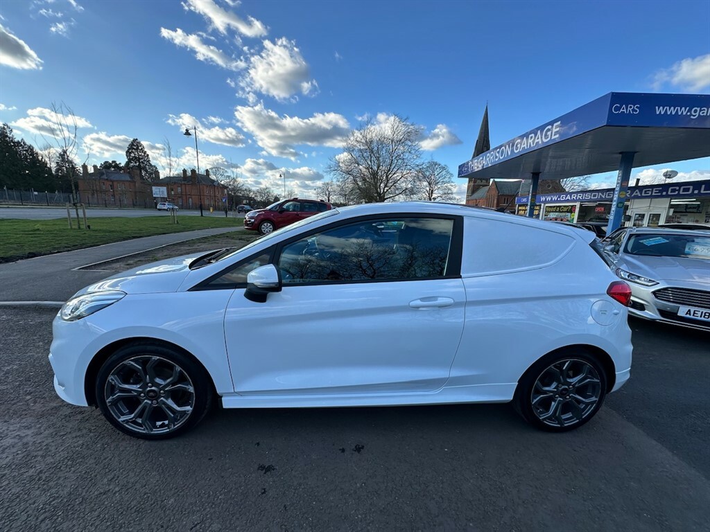 Ford Fiesta Sport-van White