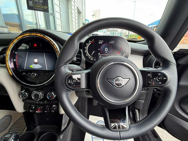 Mini Hatch 2021 1.5 Cooper Exclusive Hatchback Man FV71XDE Black #6